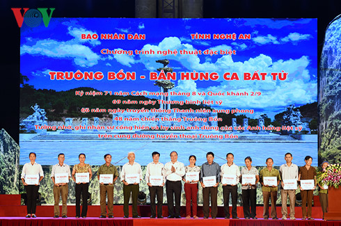 ນາຍົກລັດຖະມົນຕີຫງວຽນຊວນຟຸກເຂົ້າຮ່ວມລາຍການສະແດງສິລະປະ “ຈວງບົ່ນ - ບົດເພງໄຊອະມະຕະ”